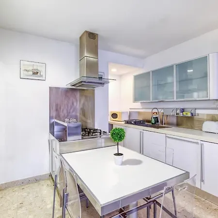 Luxury Waterfront In Prime Area *