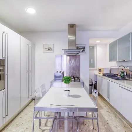 Luxury Waterfront In Prime Area *