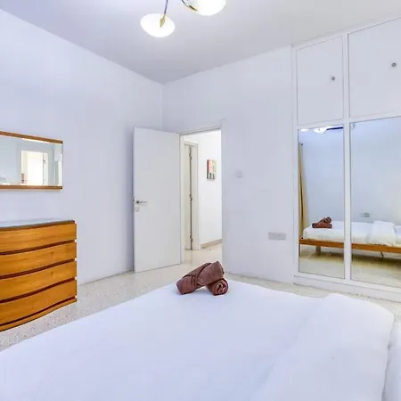 Apartment Lavish Sea View In The Heart Of
