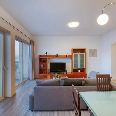Lavish Sea View In The Heart Of Apartment